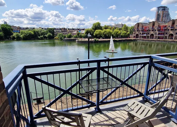 Wapping 700Sqft 2 Bedroom Apartment - South Facing Dockside Views - Secure Parking