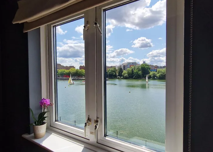 Wapping 700Sqft 2 Bedroom Apartment - South Facing Dockside Views - Secure Parking