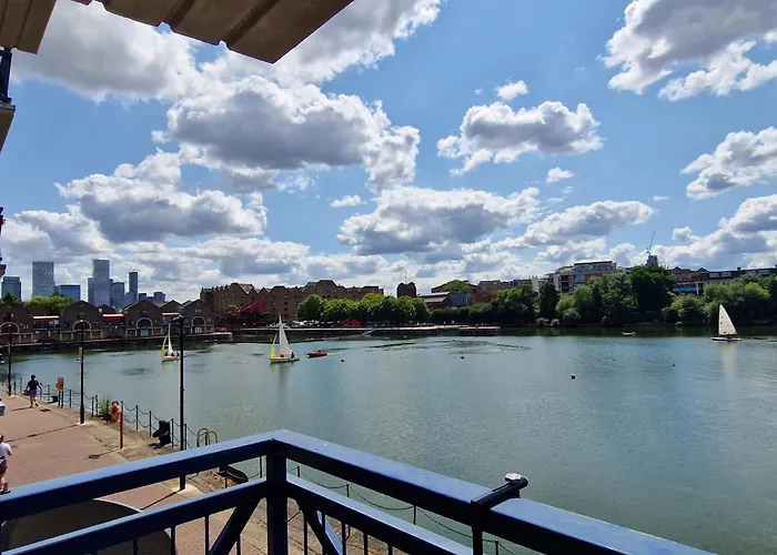 Wapping 700Sqft 2 Bedroom Apartment - South Facing Dockside Views - Secure Parking