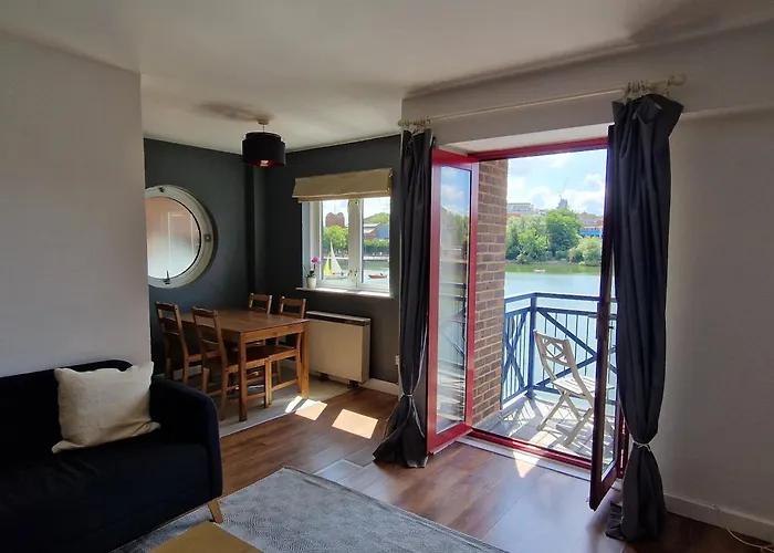 Wapping 700Sqft 2 Bedroom Apartment - South Facing Dockside Views - Secure Parking