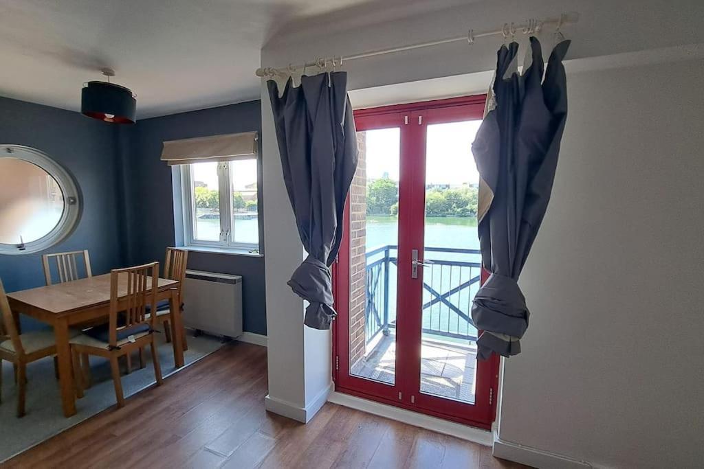 Wapping 700sqft 2 Bedroom - South Facing Dockside Views - Secure Parking London