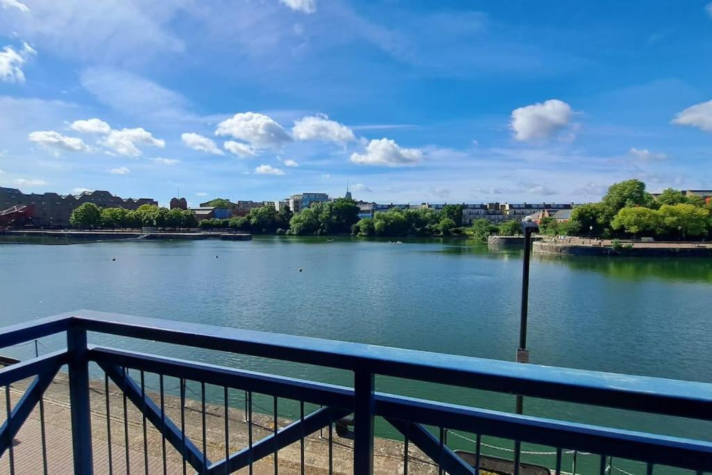Wapping 700sqft 2 Bedroom - South Facing Dockside Views - Secure Parking Apartment London