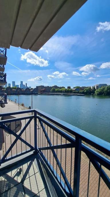 Wapping 700sqft 2 Bedroom - South Facing Dockside Views - Secure Parking * London