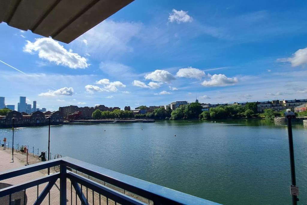 Wapping 700sqft 2 Bedroom - South Facing Dockside Views - Secure Parking Apartment *