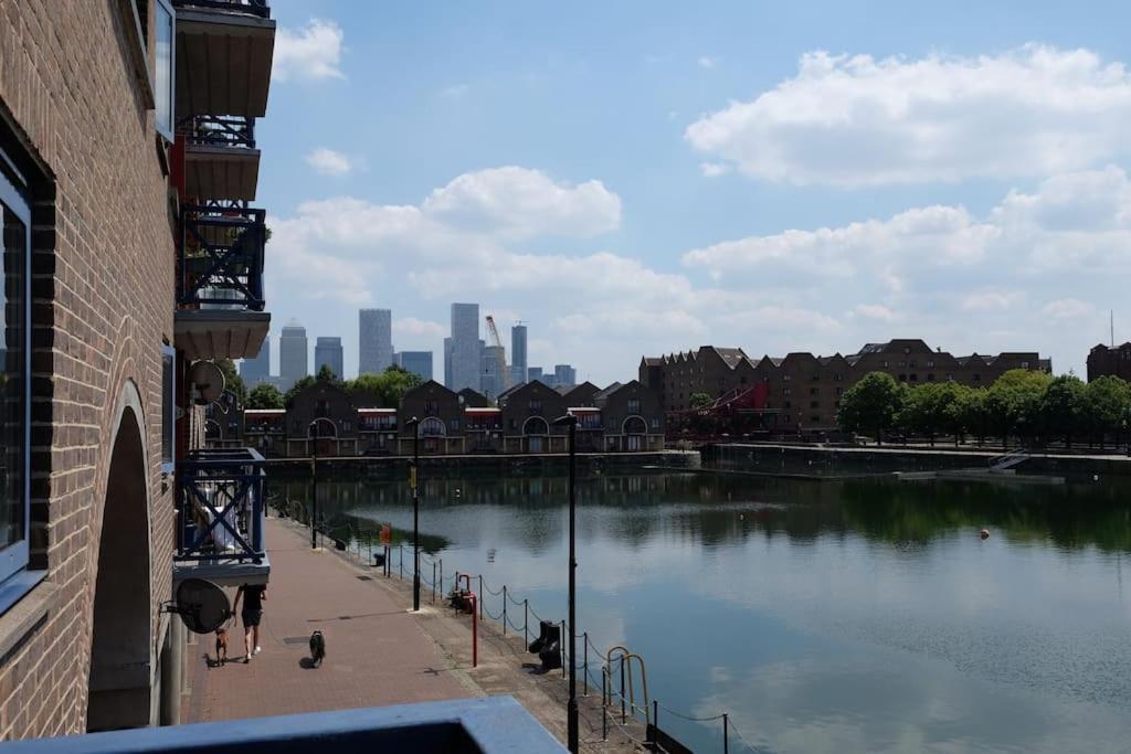 Wapping 700sqft 2 Bedroom - South Facing Dockside Views - Secure Parking Apartment *