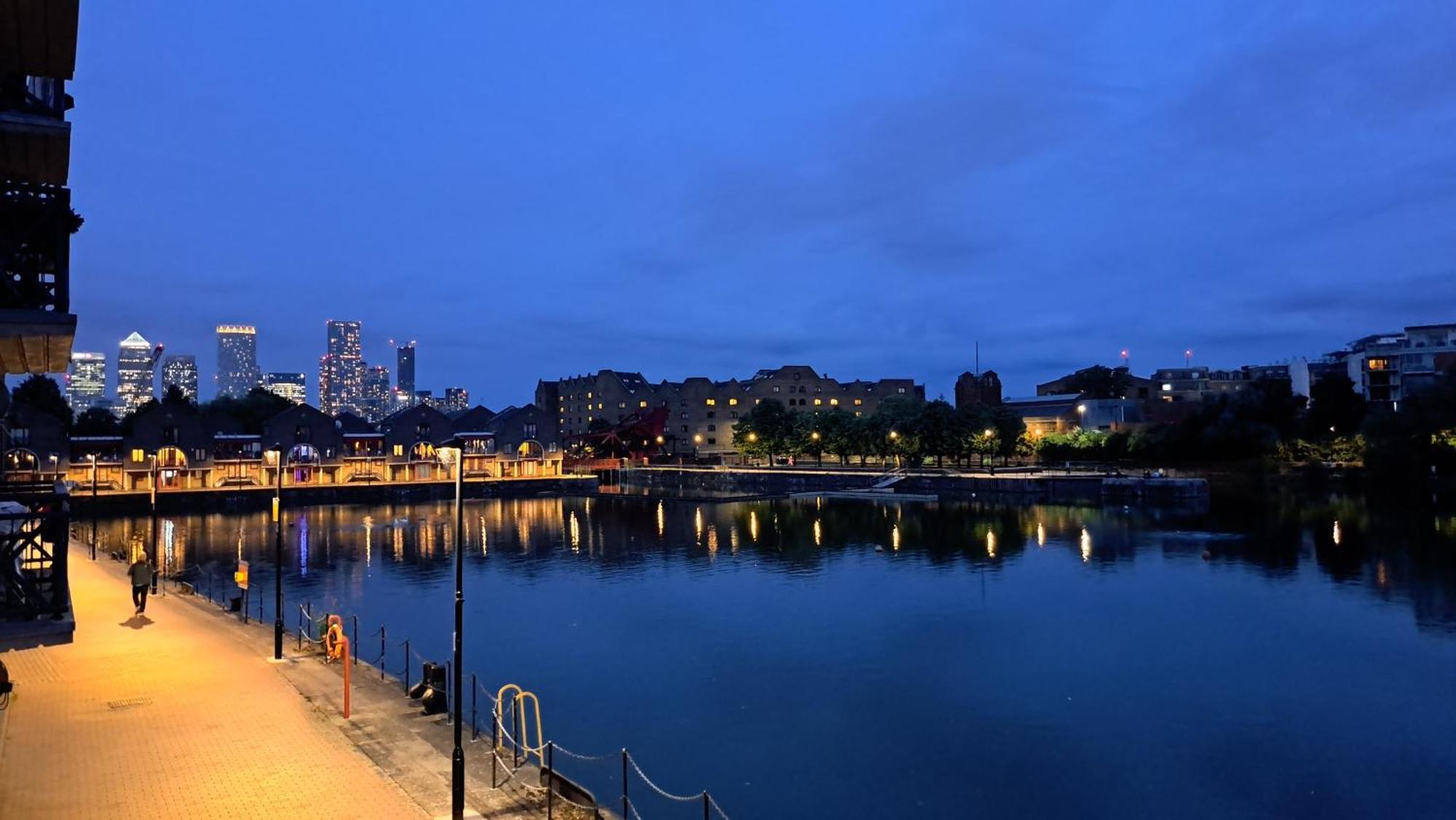 Wapping 700sqft 2 Bedroom - South Facing Dockside Views - Secure Parking Apartment London