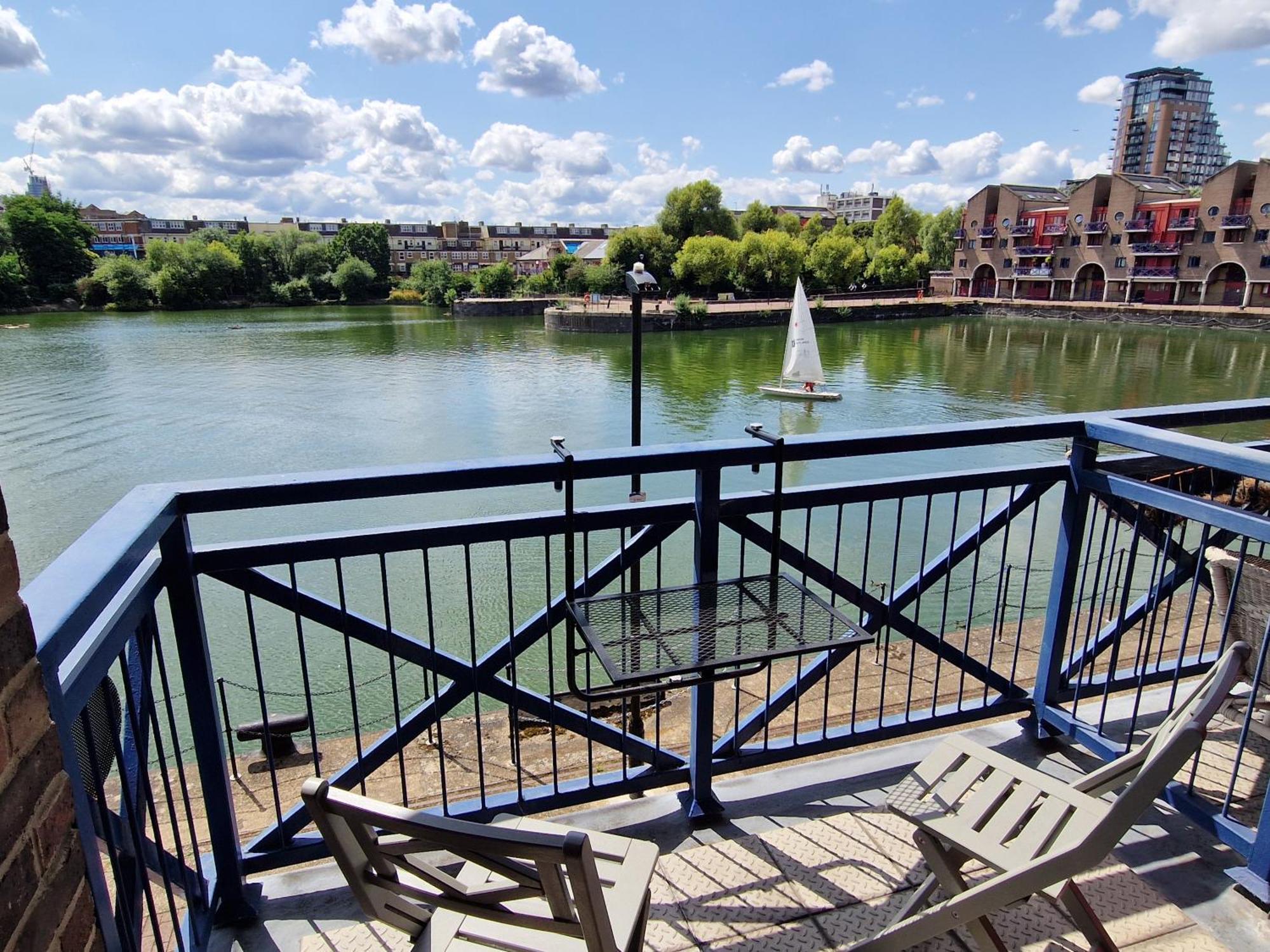 Wapping 700sqft 2 Bedroom - South Facing Dockside Views - Secure Parking Apartment London