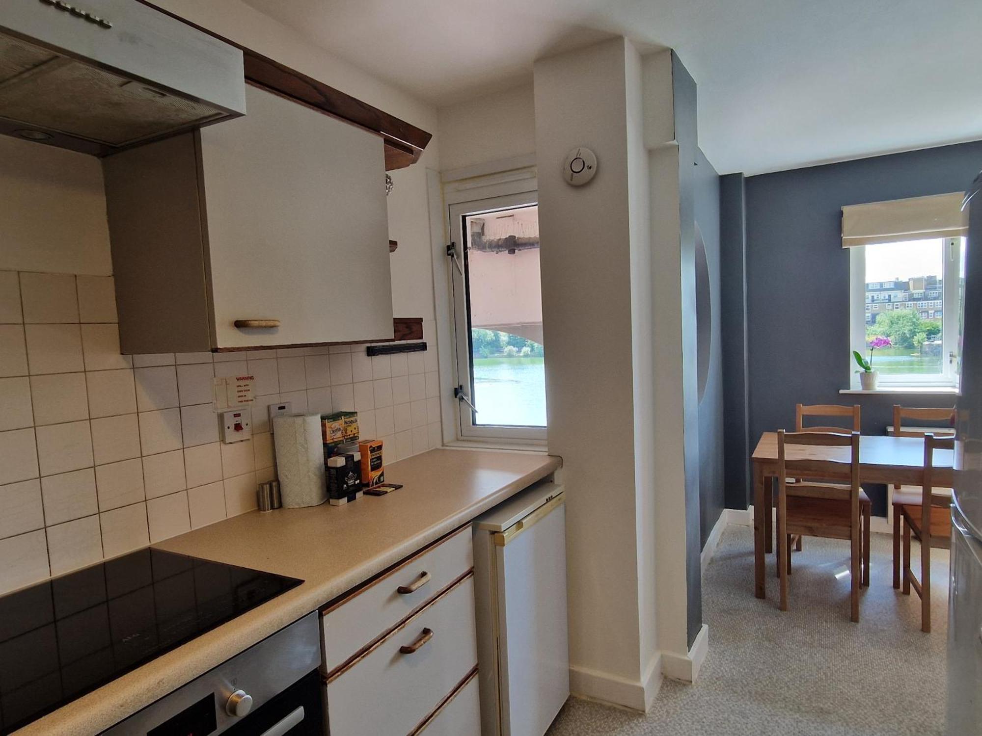 Wapping 700sqft 2 Bedroom - South Facing Dockside Views - Secure Parking