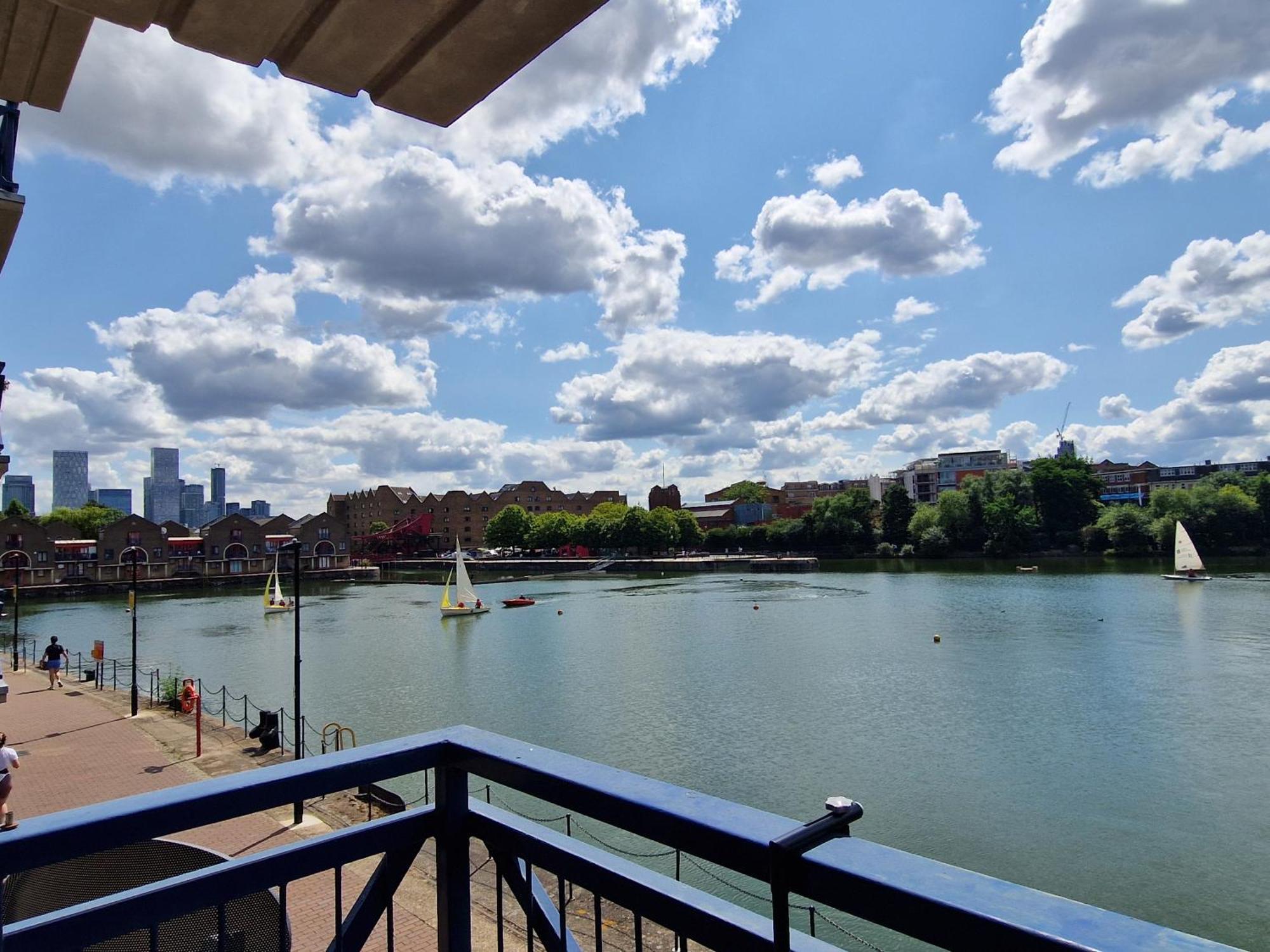 Wapping 700sqft 2 Bedroom - South Facing Dockside Views - Secure Parking Apartment London