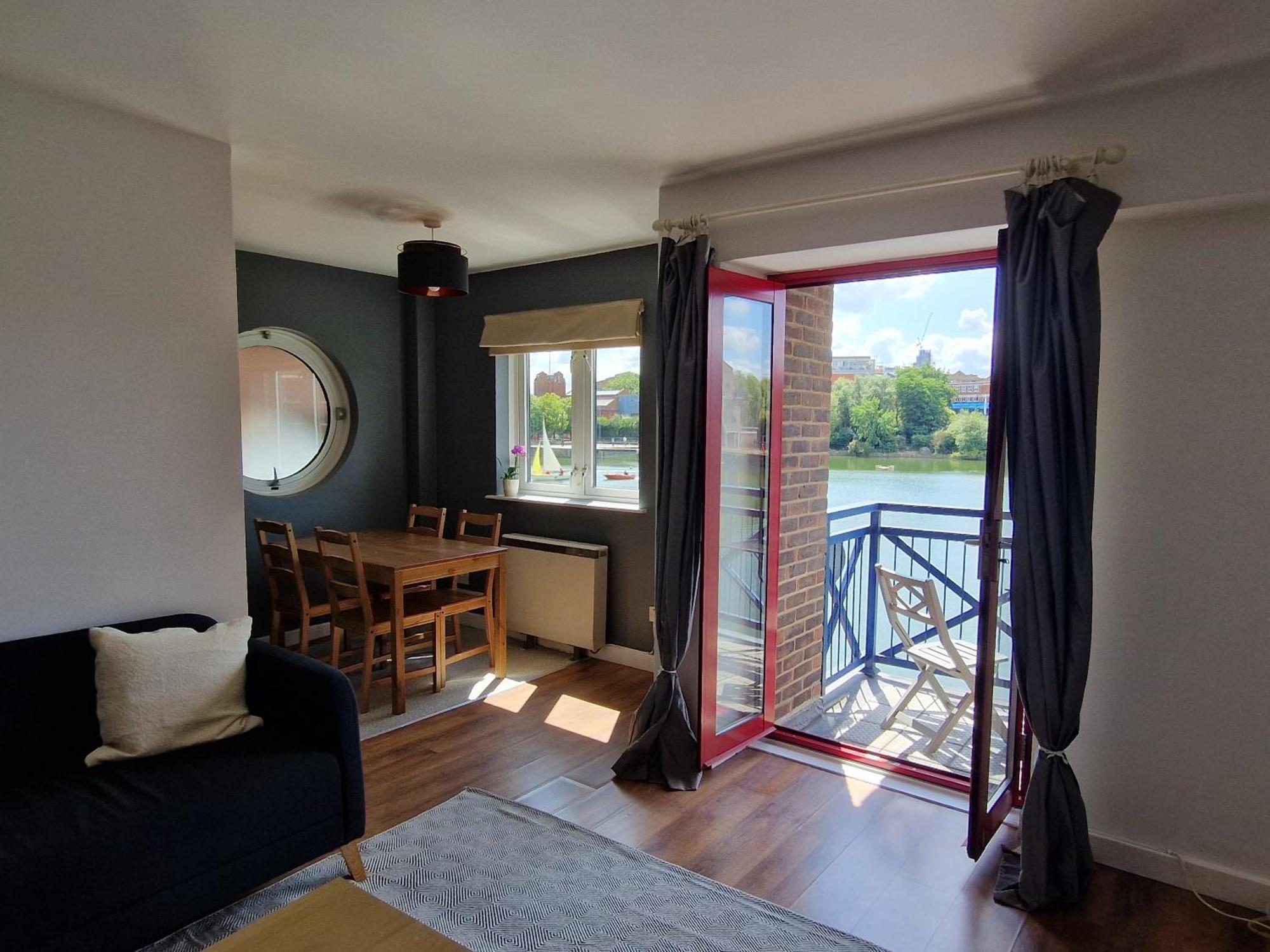 Wapping 700sqft 2 Bedroom - South Facing Dockside Views - Secure Parking London