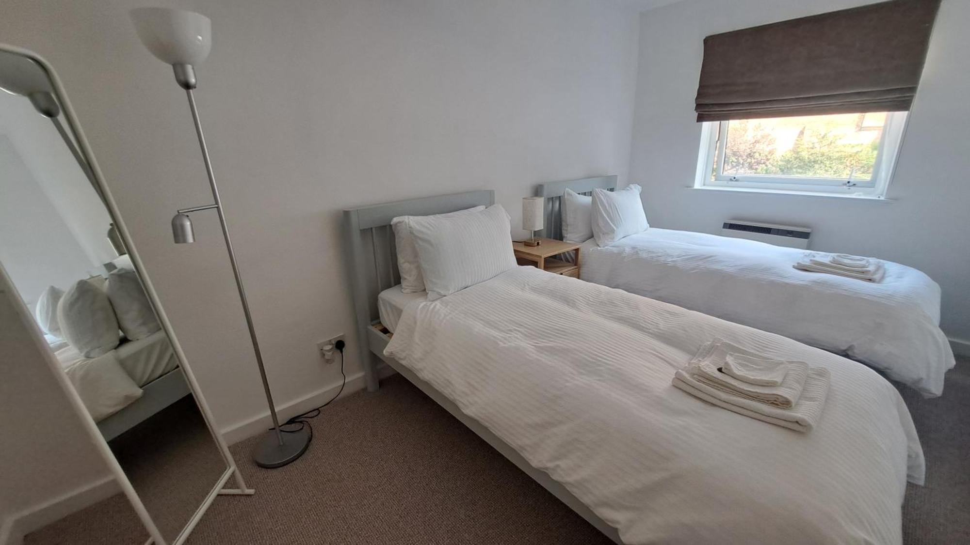 Wapping 700sqft 2 Bedroom - South Facing Dockside Views - Secure Parking * London